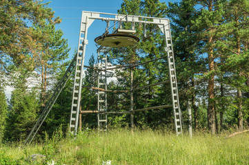Верхняя станция канатного горнолыжного подъемника.