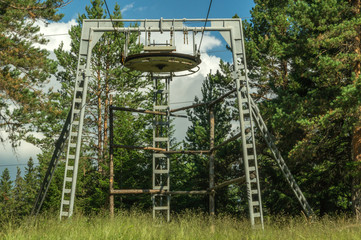 Верхняя станция канатного горнолыжного подъемника.