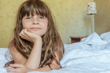 Naklejka premium indoor portrait of young smiling child girl at home, room interi