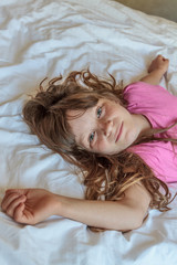 Naklejka premium indoor portrait of young smiling child girl at home, room interi