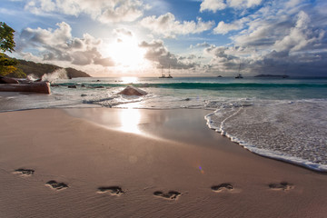 traces de pas sur plage d'anse Lazio au coucher du soleil, Praslin, Seychelles 