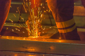  travail de nuit, ouvrier utilisant une meuleuse 