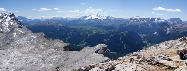 Hochalpine Wanderung in den Dolomiten mit Blick über die Berge