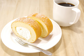生クリームたっぷりのロールケーキ