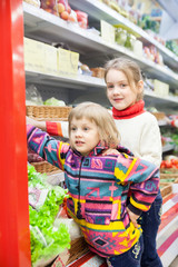 Fototapeta na wymiar two girls at grocery store.