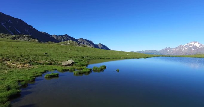 Lago alpino - Riflessi su laghetto di montagna