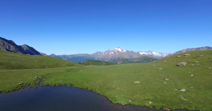 Vallata verde con laghetto