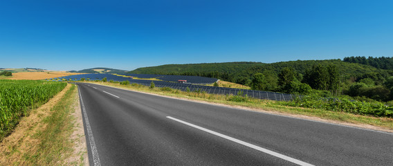 Landstraße passiert großes Solarfeld
