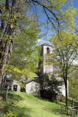 tief im Wald verborgen: San Bartolomeo in Montibus am Lago Maggiore, Italien