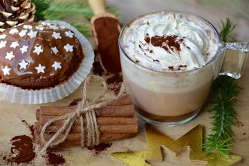 besinnliche Weihnachtszeit - heiße Schokolade mit Muffin