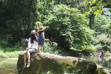 川で遊ぶ親子