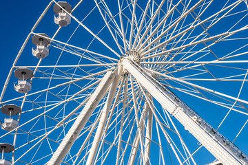 weißes Riesenrad vor blauem Himmel