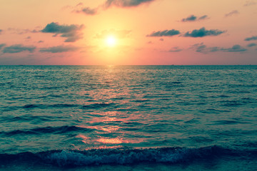 Fototapeta na wymiar Beautiful sunset on the ocean coast.