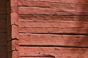 Wand eines roten Blockhauses