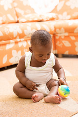 bébé dans la maison jouant avec une balle