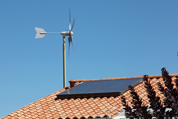 Eolienne et chauffe eau solaire