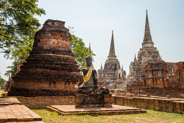Fototapeta premium Temple ancient white pagoda place of worship famous at ayutthaya, thailand