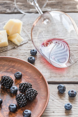 Red wine with berries and cheese