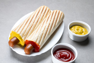 Francuski hot dog na szarym tle - obrazy, fototapety, plakaty