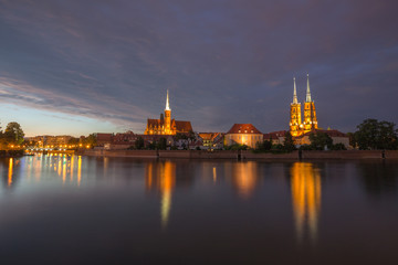Wrocław /wieczorny zachód słońca w historycznej części miasta, widok zza rzeki Odry