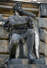 Fototapeta na wymiar Dresden, Figurenschmuck der Kunstakademie