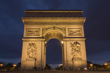 Fototapeta na wymiar The Arch of Triumph at dusk