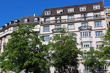 immobilier urbain - bel immeuble blanc