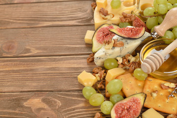 Fototapeta na wymiar Cheese with grapes, figs and honey