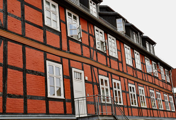 Fachwerkbau/
Die frühere primitive Pfostenbauweise wurde über das Firstsäulenhaus zum Fachwerkhaus abgelöst. Bis zum 19.  Jahrhundert die vorherrschende Bauweise in Mitteleuropa.