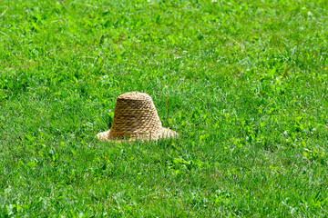 Strohhut auf einer Wiese