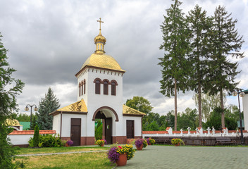 Monaster św. Onufrego w Jabłecznej – męski klasztor prawosławny. Widok bramy cerkiewnej z dzwonnicą. Obiekt powstał około 1500 roku.  - obrazy, fototapety, plakaty