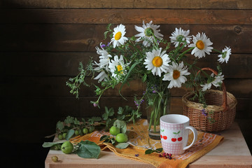 Summer still life with a bouquet of daisies in a rustic style.