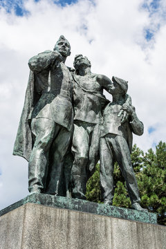 Statue of russian soldiers and the boy, Slavin - memorial