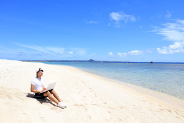 南国の美しいビーチで寛ぐ男性
