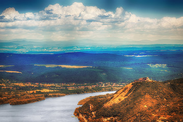 Kastell am Ufer der blauen Donau mit schönen Wolken in Ungarn