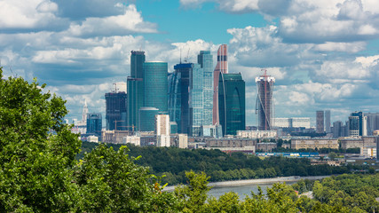 Obraz premium Wieżowiec na tle drzewa. Szeroki kąt