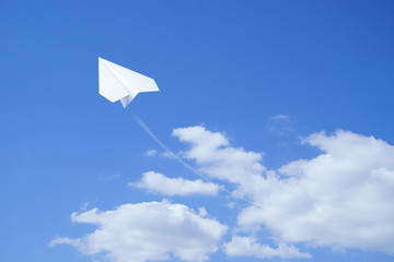 紙ひこうき鳥　青空　イメージ