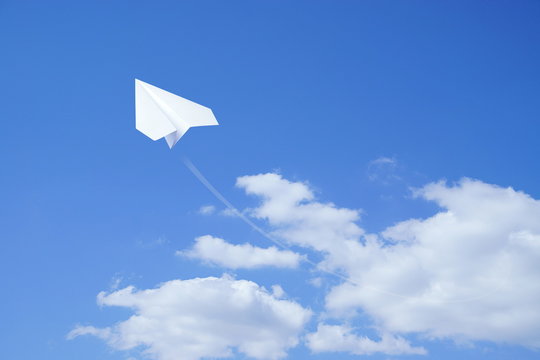 紙ひこうき鳥　青空　イメージ