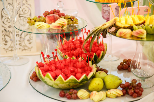 The banquet table with fruits