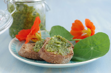 Crostini mit Pesto aus Kapuzinerkresse