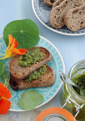 Crostini mit Pesto aus Kapuzinerkresse