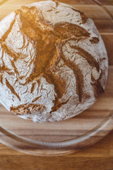 Brot/Frisch gebackenes Bauernbrot auf dem Tisch