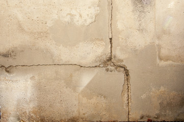 Mur fissuré, sécheresse, risque d'effondrement, arrière-plan