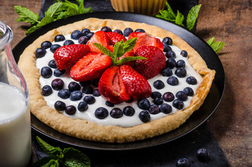 Crispy cake with cream and berries