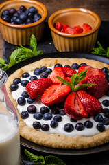 Crispy cake with cream and berries