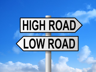 Obraz premium High Road Low Road Signpost