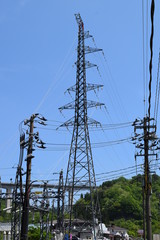 山間部の送電線 ／...