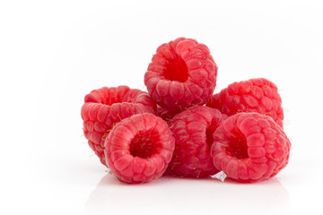 rote Himbeeren liegen aufeinander isoliert auf weißem Hintergrund