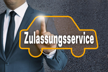 zulassungsservice auto touchscreen wird von mann bedient konzept