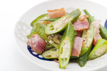 オクラとベーコンの炒め物